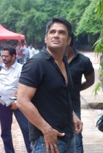 Sunil Shetty on location of film Mere Dost Picture Abhi Baki Hain in Kandivali, Mumbai on 30th June 2012 (19).JPG